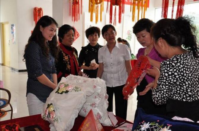 手工编织特博梦 妇女顶起半边天