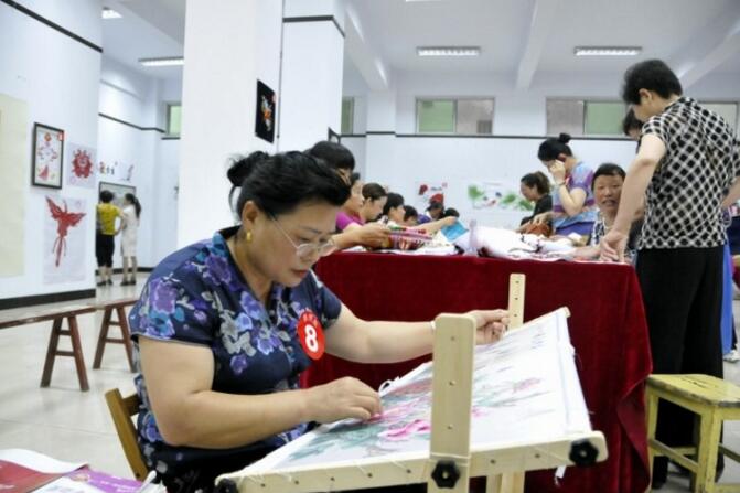 手工编织特博梦 妇女顶起半边天