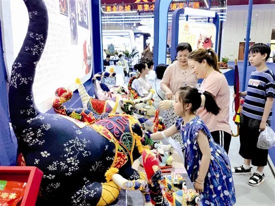 直通“一节一会”┃第九届特博会开幕首日——文创产品受热捧